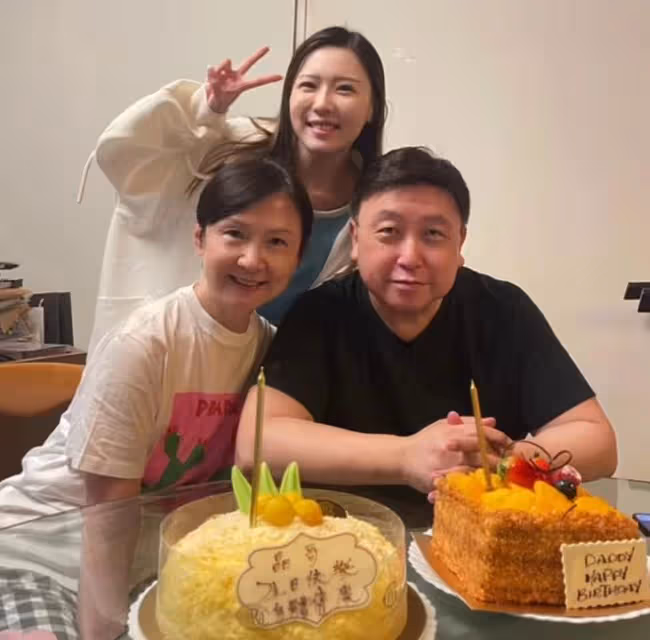 王晶迎68歲生日,紅光滿面與妻女慶祝!女星邱意濃親密同框不避嫌