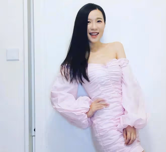 王晶迎68歲生日，紅光滿面與妻女慶祝！女星邱意濃親密同框不避嫌
