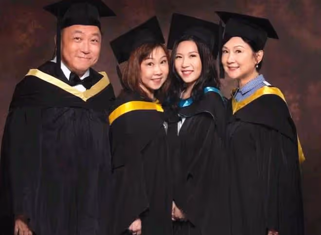 王晶迎68歲生日，紅光滿面與妻女慶祝！女星邱意濃親密同框不避嫌