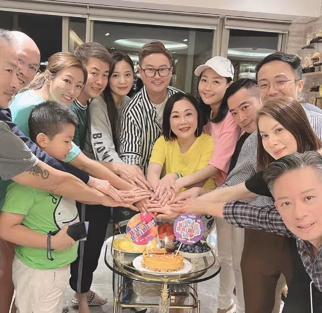 恭喜!香港知名女星公開新戀情,未婚產女遭大20歲前男友家暴
