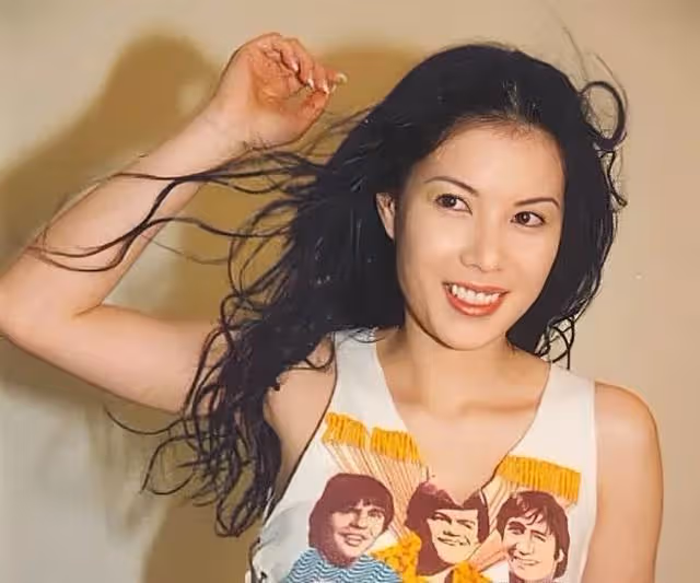 恭喜!香港知名女星公開新戀情,未婚產女遭大20歲前男友家暴