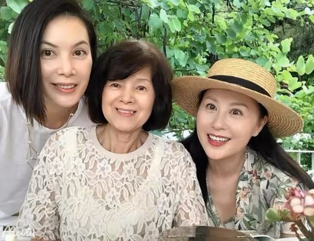 恭喜!香港知名女星公開新戀情,未婚產女遭大20歲前男友家暴