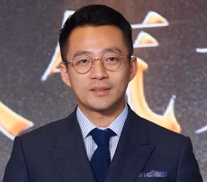 汪小菲與小S當街偶遇,雙方不打招呼,小S對汪小菲翻白眼