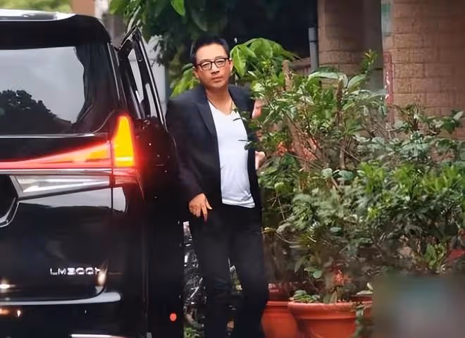 汪小菲與小S當街偶遇,雙方不打招呼,小S對汪小菲翻白眼