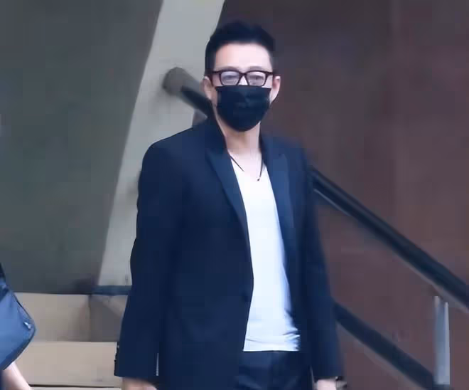 汪小菲與小S當街偶遇,雙方不打招呼,小S對汪小菲翻白眼