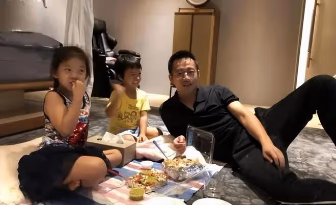 汪小菲與小S當街偶遇,雙方不打招呼,小S對汪小菲翻白眼