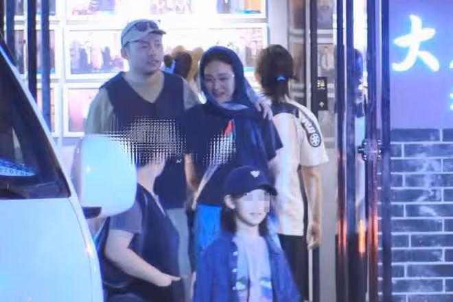 周迅與男友外出聚餐,被卓越甜蜜攬腰摟肩,跪地磕頭教小朋友朝拜