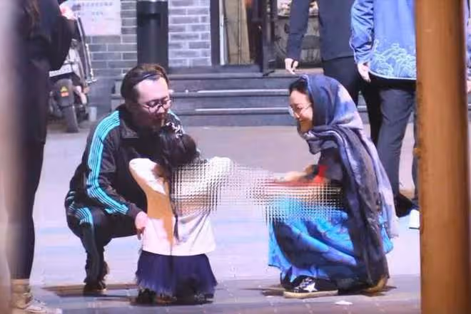 周迅與男友外出聚餐,被卓越甜蜜攬腰摟肩,跪地磕頭教小朋友朝拜