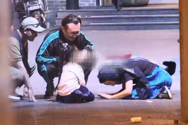 周迅與男友外出聚餐,被卓越甜蜜攬腰摟肩,跪地磕頭教小朋友朝拜