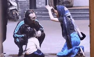 周迅與男友外出聚餐,被卓越甜蜜攬腰摟肩,跪地磕頭教小朋友朝拜