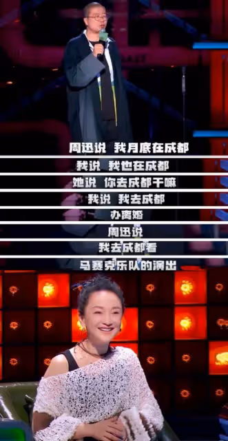 周迅與男友外出聚餐,被卓越甜蜜攬腰摟肩,跪地磕頭教小朋友朝拜
