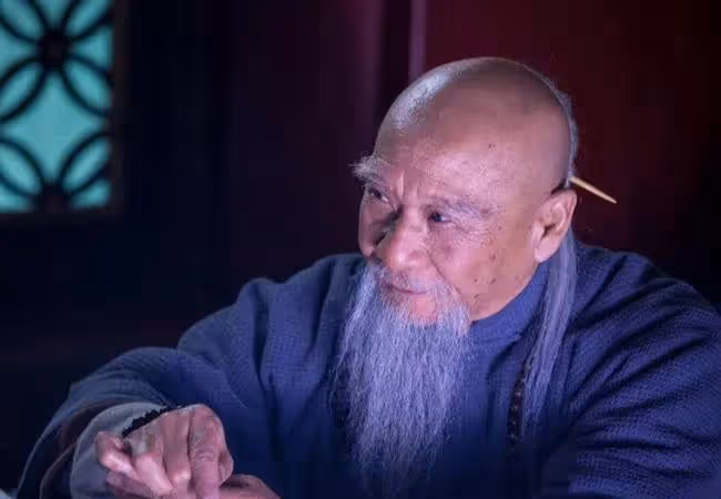 演金庸劇的著名港星拉琴賣藝,日工作兩小時,收入高過普通打工者