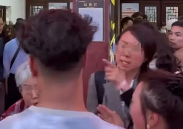 「插隊門」婆孫住店遭拒絕,路邊飯館吃飯被圍拍,深夜疑流浪街頭
