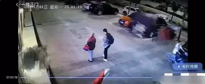 「插隊門」婆孫住店遭拒絕,路邊飯館吃飯被圍拍,深夜疑流浪街頭