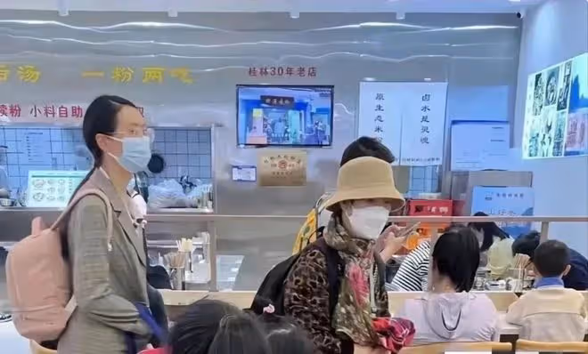 「插隊門」婆孫住店遭拒絕,路邊飯館吃飯被圍拍,深夜疑流浪街頭