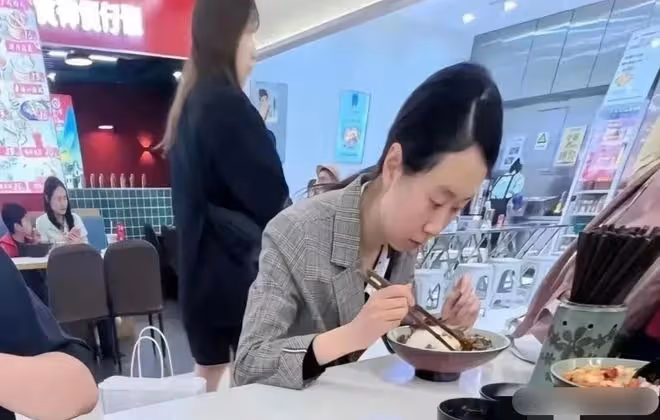 「插隊門」婆孫住店遭拒絕,路邊飯館吃飯被圍拍,深夜疑流浪街頭