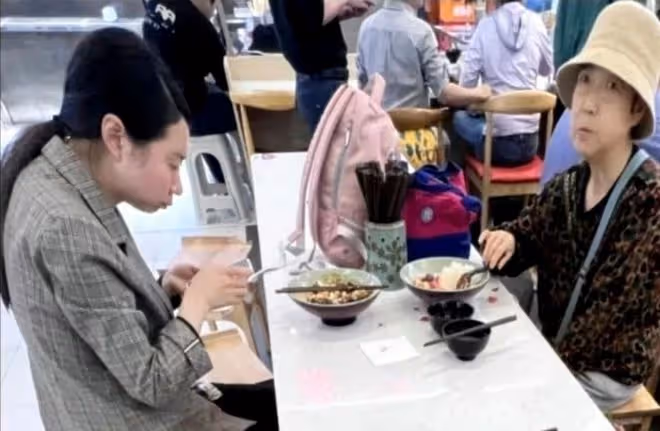 「插隊門」婆孫住店遭拒絕,路邊飯館吃飯被圍拍,深夜疑流浪街頭