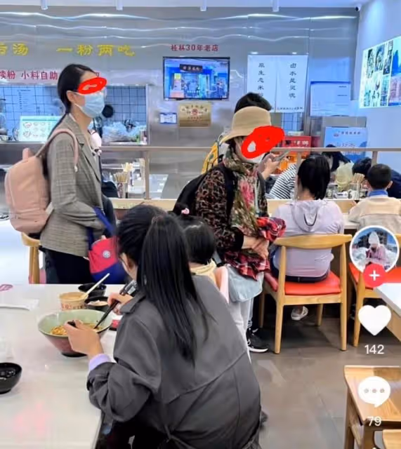 「插隊門」婆孫住店遭拒絕,路邊飯館吃飯被圍拍,深夜疑流浪街頭