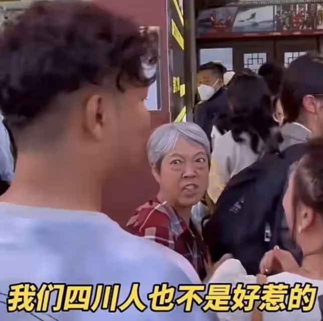 「插隊門」婆孫住店遭拒絕,路邊飯館吃飯被圍拍,深夜疑流浪街頭