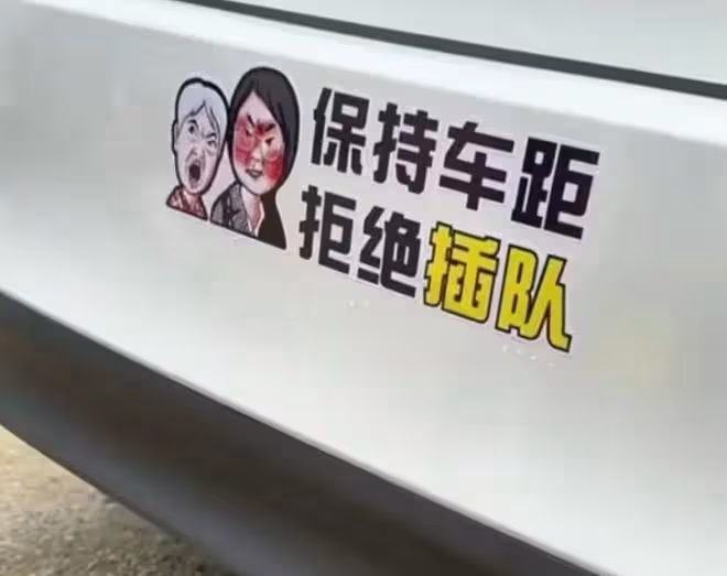 「插隊門」婆孫住店遭拒絕,路邊飯館吃飯被圍拍,深夜疑流浪街頭