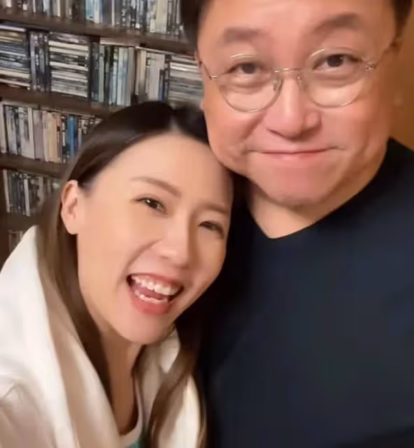 王晶慶祝68歲生日,妻子老態憔悴像兩代人,當著老婆面與女星親熱