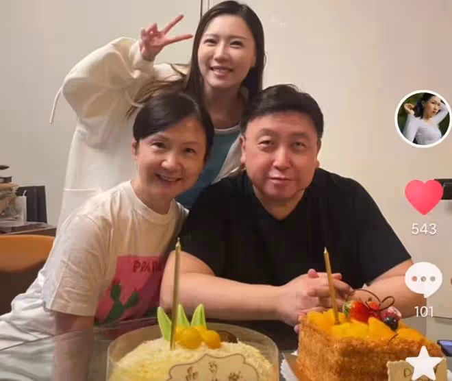 王晶慶祝68歲生日,妻子老態憔悴像兩代人,當著老婆面與女星親熱