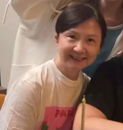 王晶慶祝68歲生日,妻子老態憔悴像兩代人,當著老婆面與女星親熱