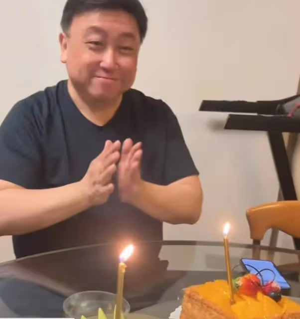 王晶慶祝68歲生日,妻子老態憔悴像兩代人,當著老婆面與女星親熱