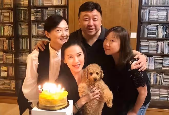 王晶慶祝68歲生日,妻子老態憔悴像兩代人,當著老婆面與女星親熱
