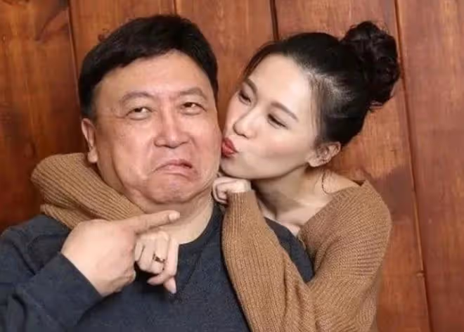 王晶慶祝68歲生日,妻子老態憔悴像兩代人,當著老婆面與女星親熱