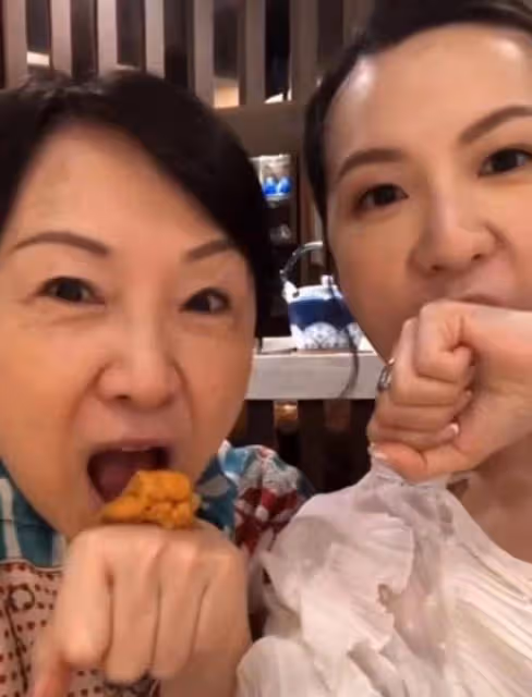 王晶慶祝68歲生日,妻子老態憔悴像兩代人,當著老婆面與女星親熱