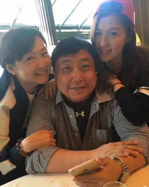 王晶慶祝68歲生日,妻子老態憔悴像兩代人,當著老婆面與女星親熱