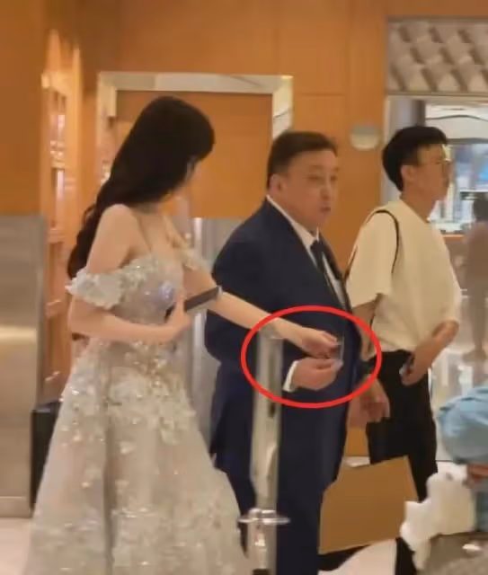 王晶慶祝68歲生日,妻子老態憔悴像兩代人,當著老婆面與女星親熱