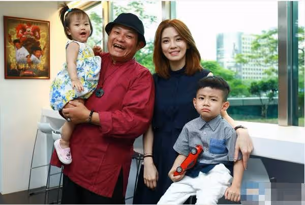 努力工作養小24歲妻!60歲許效舜「10年節目無預警停播」 睽違11年再上節目「費用遭砍半」笑臉接受:知足常樂。