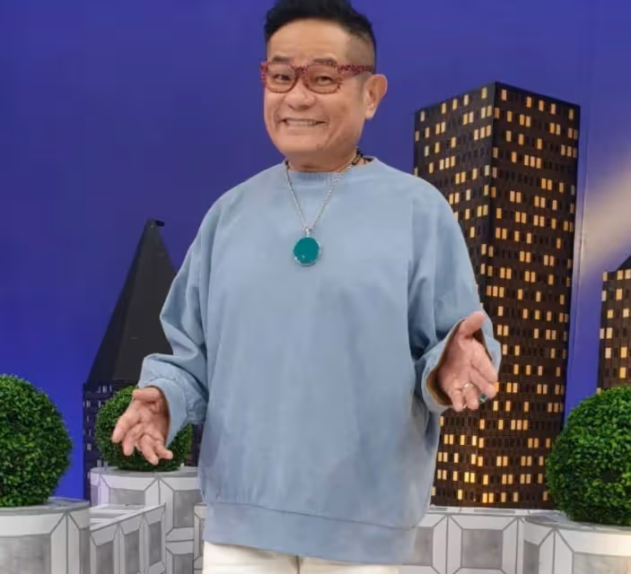 努力工作養小24歲妻!60歲許效舜「10年節目無預警停播」 睽違11年再上節目「費用遭砍半」笑臉接受:知足常樂。