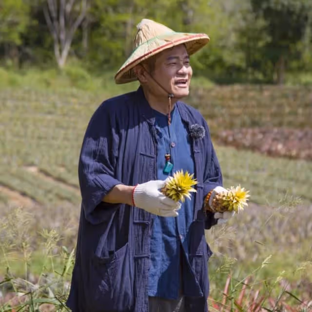 努力工作養小24歲妻!60歲許效舜「10年節目無預警停播」 睽違11年再上節目「費用遭砍半」笑臉接受:知足常樂。