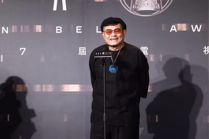 努力工作養小24歲妻!60歲許效舜「10年節目無預警停播」 睽違11年再上節目「費用遭砍半」笑臉接受:知足常樂。