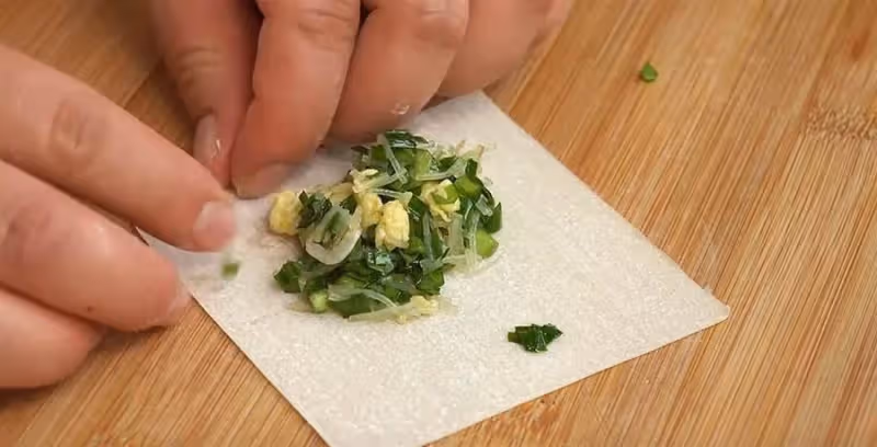 15分鐘就能做好的韭菜卷，不揉面不醒面，外酥里鮮，2分鐘出一鍋