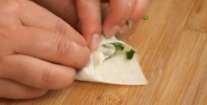 15分鐘就能做好的韭菜卷，不揉面不醒面，外酥里鮮，2分鐘出一鍋