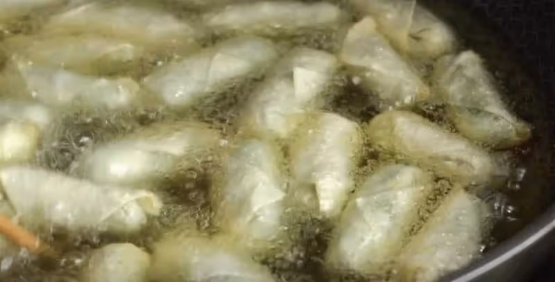 15分鐘就能做好的韭菜卷，不揉面不醒面，外酥里鮮，2分鐘出一鍋
