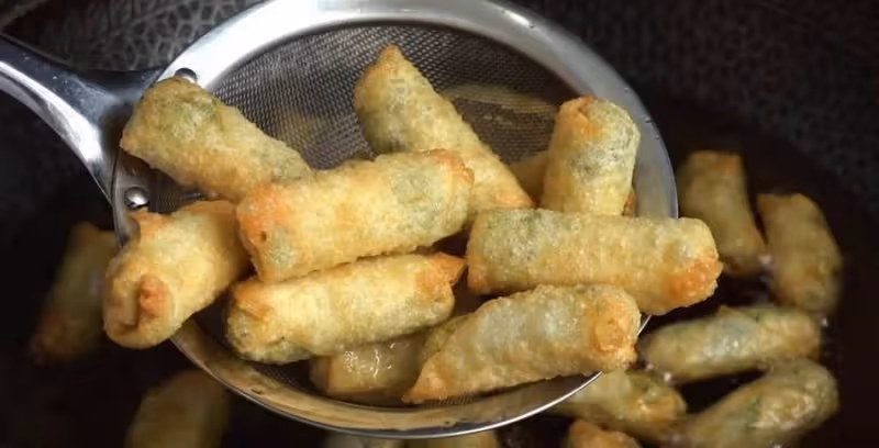 15分鐘就能做好的韭菜卷，不揉面不醒面，外酥里鮮，2分鐘出一鍋
