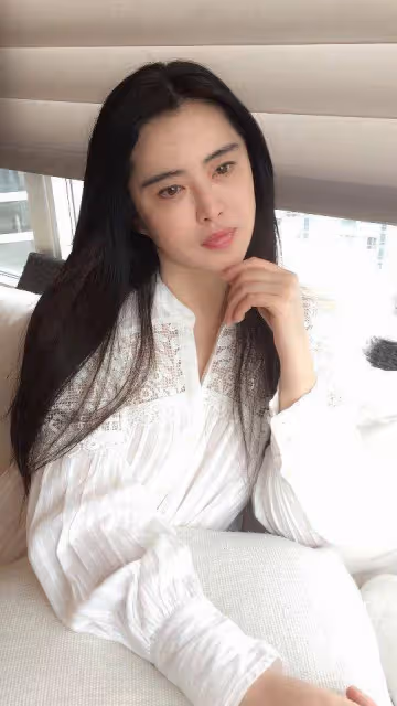 54歲王祖賢被偶遇，背影似少女，正臉明顯發福，網友：歲月無情
