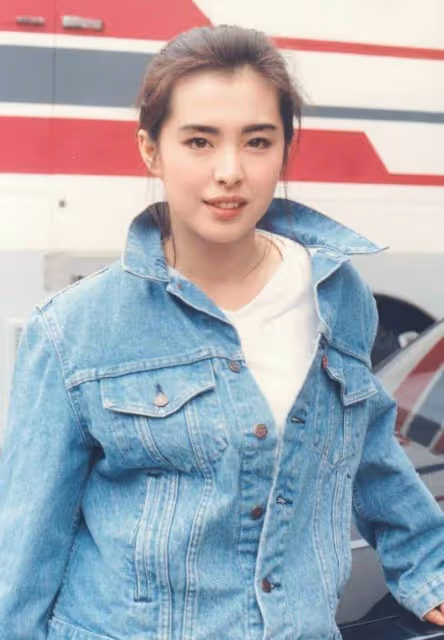 54歲王祖賢被偶遇，背影似少女，正臉明顯發福，網友：歲月無情
