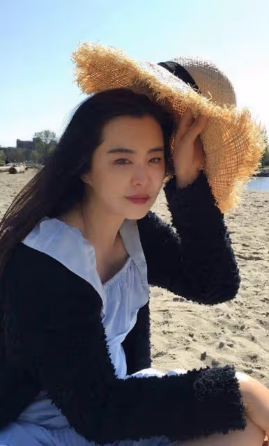54歲王祖賢被偶遇，背影似少女，正臉明顯發福，網友：歲月無情