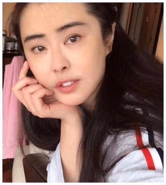 54歲王祖賢被偶遇，背影似少女，正臉明顯發福，網友：歲月無情