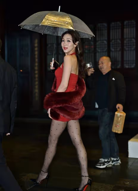 「有點黑絲」的時尚短裙，既有古典美又有「曲線感」