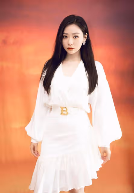 張靚穎真是「人間腿精」，穿西裝配黑絲襪亮相，身材和出道時沒差