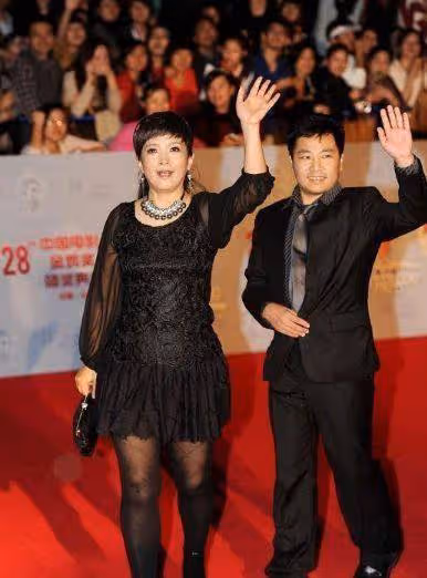 奶奶輩趕時髦不容易,61歲呂麗萍穿短裙配黑絲,卻被身材拖了後腿