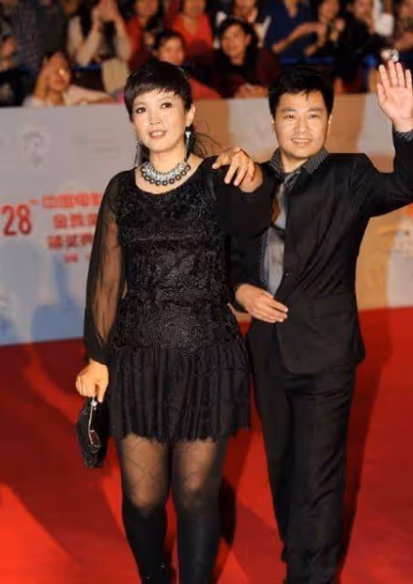 奶奶輩趕時髦不容易,61歲呂麗萍穿短裙配黑絲,卻被身材拖了後腿