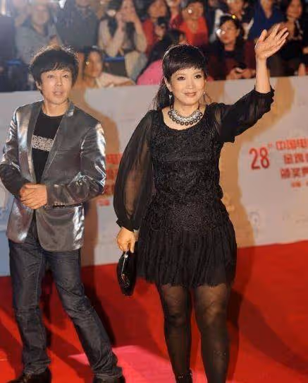 奶奶輩趕時髦不容易,61歲呂麗萍穿短裙配黑絲,卻被身材拖了後腿